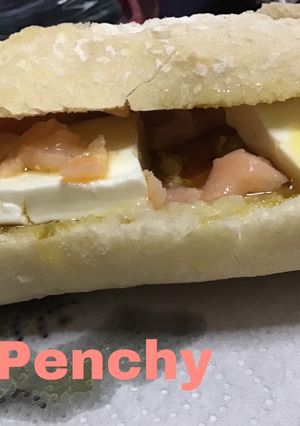 Una foto de Bocadillo de salmón ahumado, queso fresco y tomate rallado