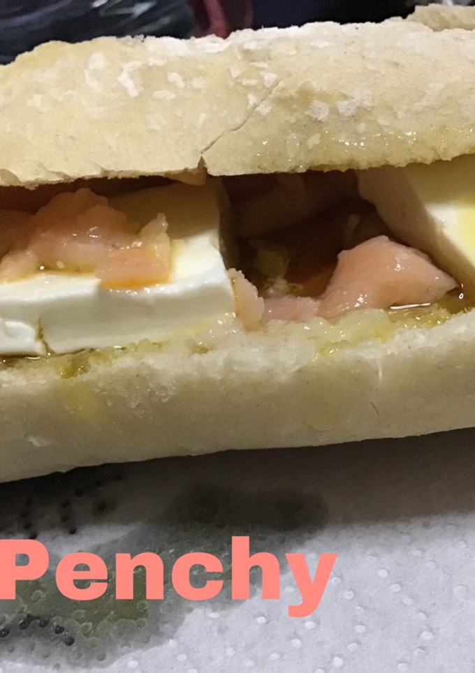 Una foto de Bocadillo de salmón ahumado, queso fresco y tomate rallado