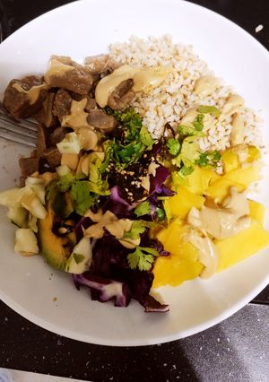 Una foto de Poke bowl atún