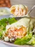 Salmón crujiente con salsa de aguacate