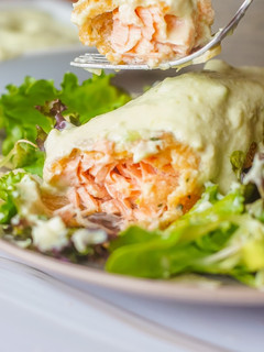 Una foto de Salmón crujiente con salsa de aguacate