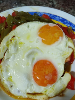 Una foto de Pimiento verde italiano con pimiento rojo huevos fritos