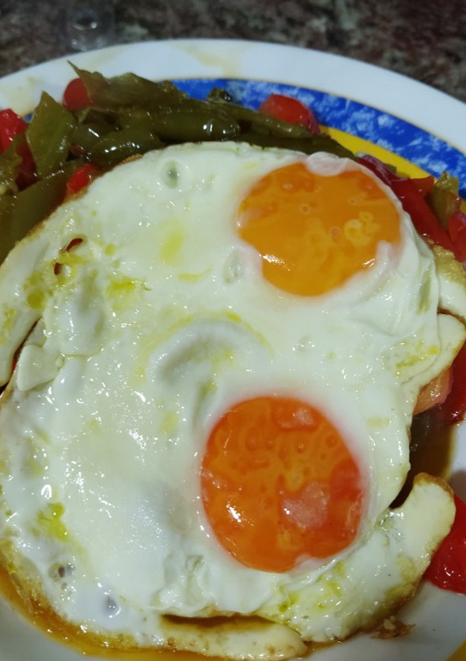 Una foto de Pimiento verde italiano con pimiento rojo huevos fritos