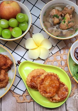 Hình của món Mâm cơm với bánh pateso nhà làm.