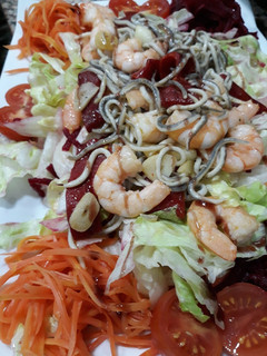 Una foto de Ensalada templada de langostinos y gulas con Vinagreta picantona
