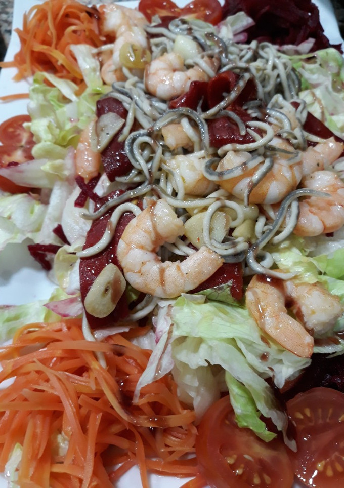 Una foto de Ensalada templada de langostinos y gulas con Vinagreta picantona