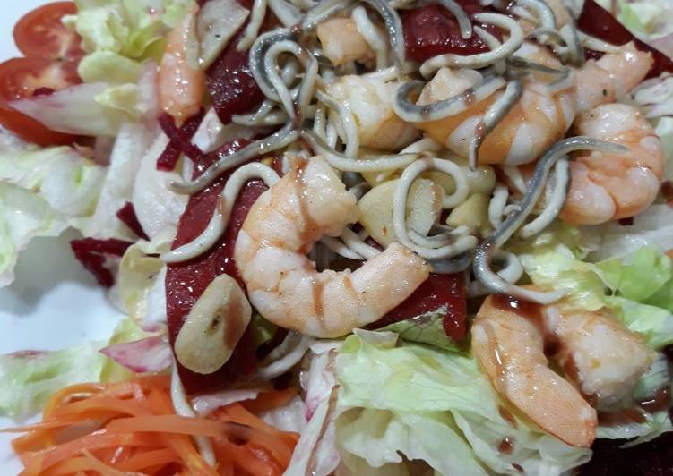 Ensalada templada de langostinos y gulas con Vinagreta picantona