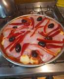 Pizza de jamón y morrones al molde