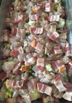 Csirkecombbal és császárszalonnával rakott brokkolis karfiol recept fotója