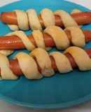 Λουκάνικα hot dogs τυλιγμένα με ζύμη