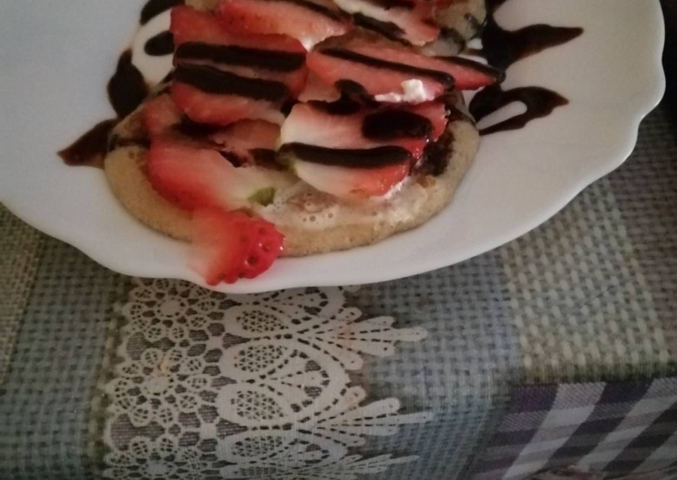 Tortitas con fresas y sirope de chocolate