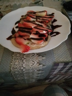 Una foto de Tortitas con fresas y sirope de chocolate