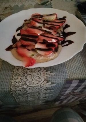 Una foto de Tortitas con fresas y sirope de chocolate