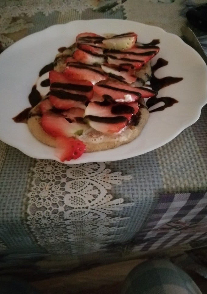 Una foto de Tortitas con fresas y sirope de chocolate