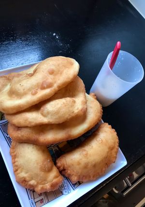 Una foto de Tortas fritas y pastel de dulce de leche