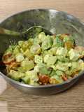 Ensalada del día con aguacate, queso feta y tomatitos cherry