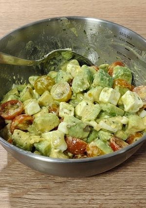 Una foto de Ensalada del día con aguacate, queso feta y tomatitos cherry