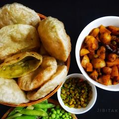 A picture of Koraishutir kochuri/ Hare Matar ki Kachori.