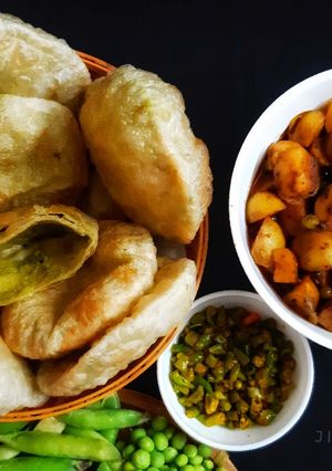 A picture of Koraishutir kochuri/ Hare Matar ki Kachori.