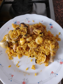 Una foto de Paella Mixta con Pollo