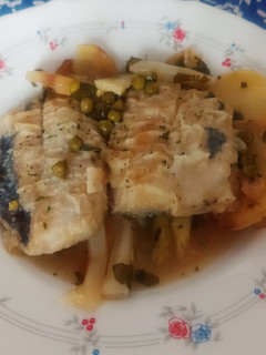Una foto de 🐟🌿💚Merluza en salsa verde con patatas