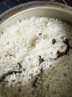 कुकर में बना जीरा चावल(cooker me bna jeera chawal recipe in hindi) रेसिपी मुख्य फोटो