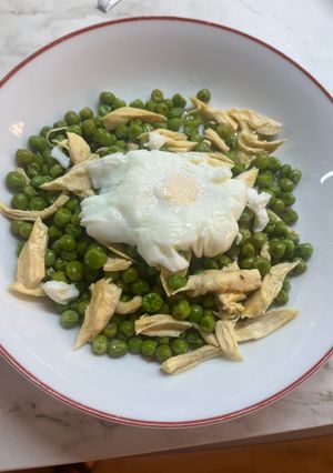 Una foto de Guisantes con pollo y huevo poché