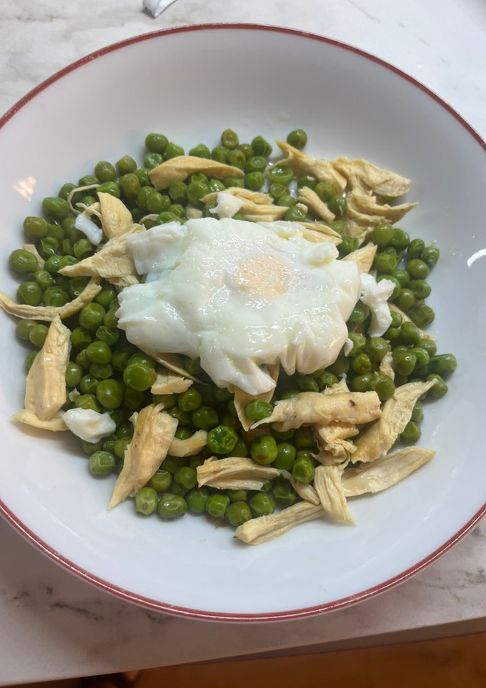 Una foto de Guisantes con pollo y huevo poché