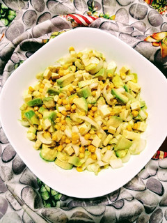 Foto di Insalata di avocado, indivia, mais e formaggio