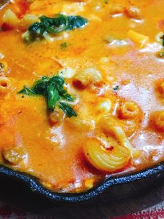 Una foto de Doble Quífaros 2 - a la Sartén de hierro con carne y Salsa Toscana en Crema de Queso