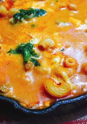 Una foto de Doble Quífaros 2 - a la Sartén de hierro con carne y Salsa Toscana en Crema de Queso