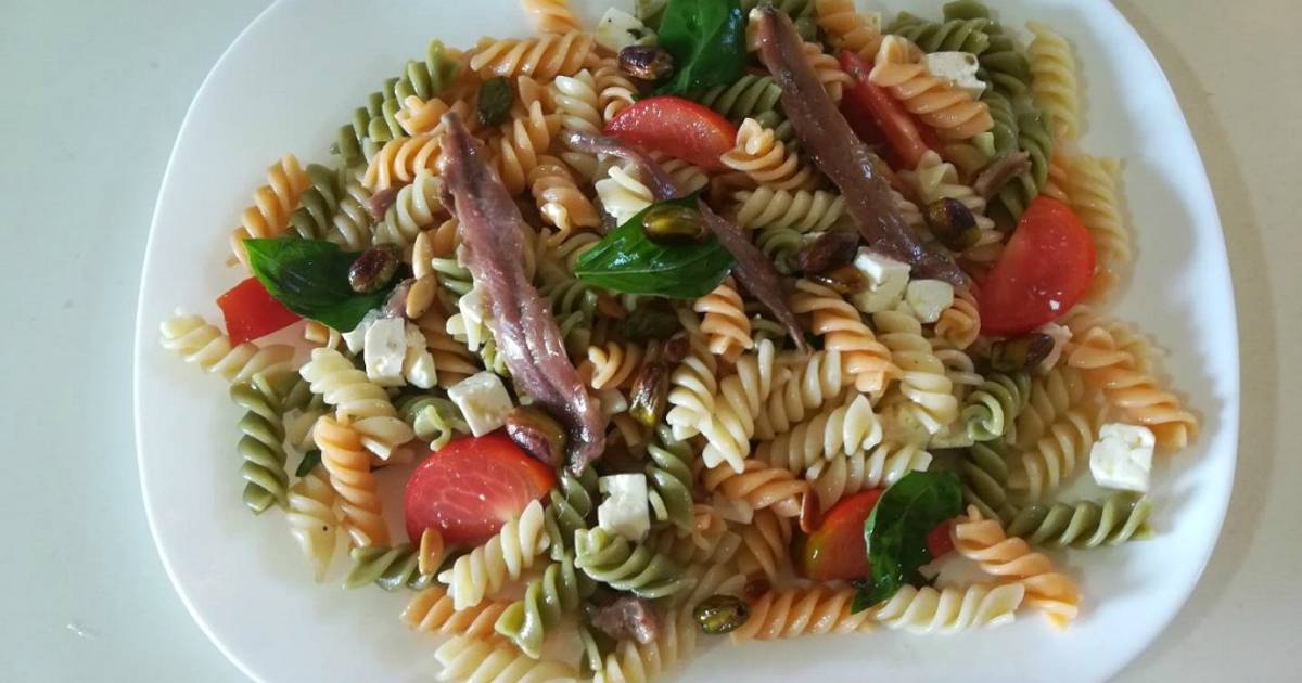 Pasta integral con aceitunas, almendras y anchoas