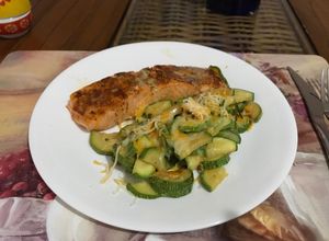 Una foto de Salmón con paprika y calabazas con romero