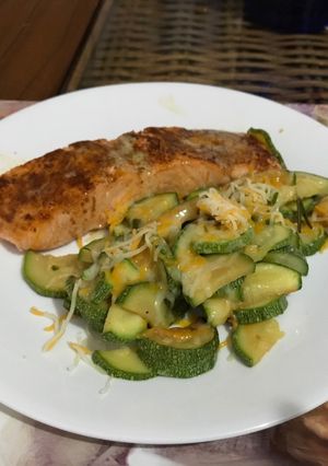 Una foto de Salmón con paprika y calabazas con romero