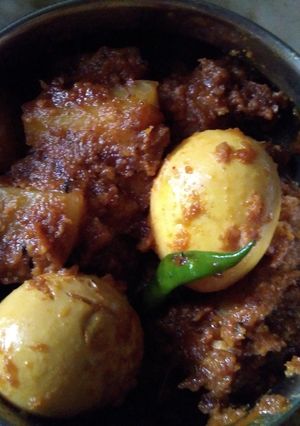 A picture of Dimer jhal (egg curry).