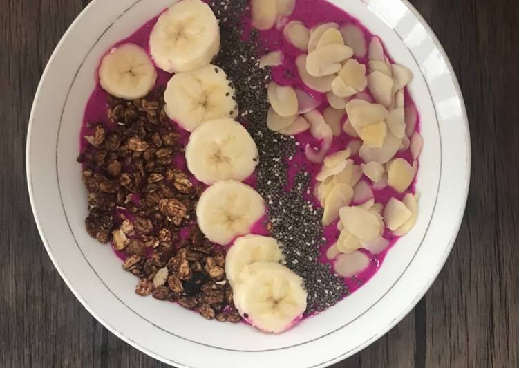 Dragon Fruit Smoothie Bowl (Smoothie Buah Naga)