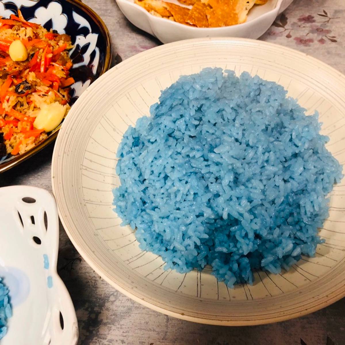 Рис в синим рисунком