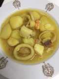 Patatas con surtido de mar