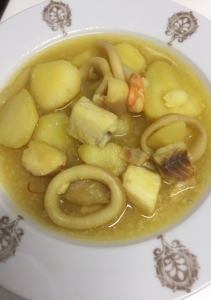Una foto de Patatas con surtido de mar