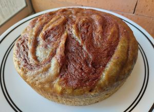 Una foto de Bizcochuelo🥧🍰 de banano🍌 con bocadillo de guayaba🫒sin huevo y en licuadora🍌🍰🥧
