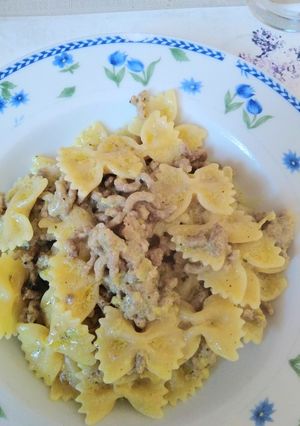 Foto di Farfalle al ragù bianco