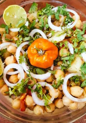 A picture of Aloo Cholay.