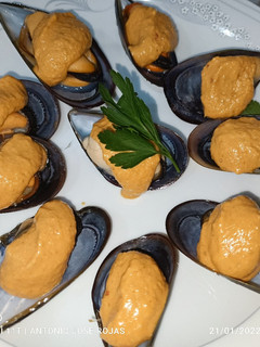 Una foto de Mejillones con salsa de romesco