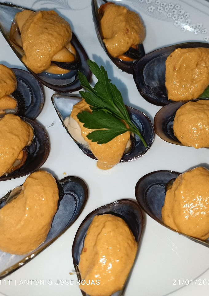 Una foto de Mejillones con salsa de romesco