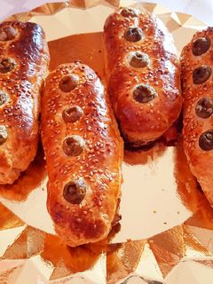 Una foto de Hojaldres con chorizo, queso y aceitunas