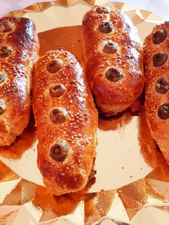 Una foto de Hojaldres con chorizo, queso y aceitunas