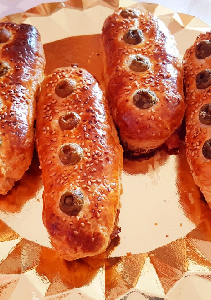 Una foto de Hojaldres con chorizo, queso y aceitunas