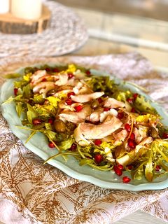 Una foto de Ensalada navideña de codorniz en escabeche