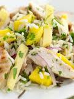 Una foto de Ensalada de mango con pollo