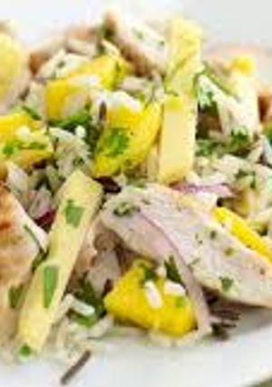 Una foto de Ensalada de mango con pollo